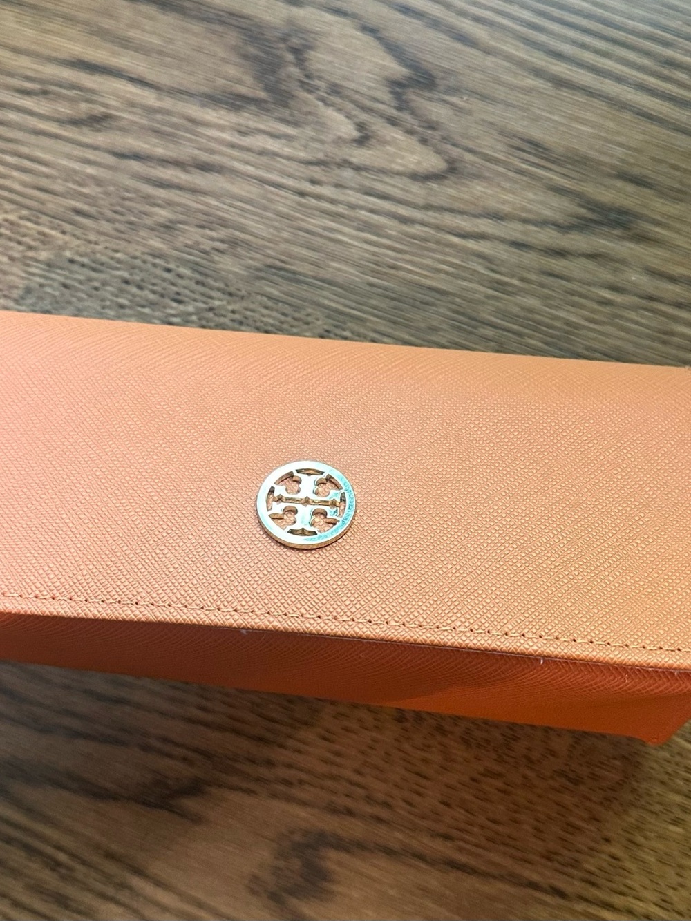 Tory Burch Orange Saffiano leather eyeglass case with Gold Logo - Picture 1 of 6